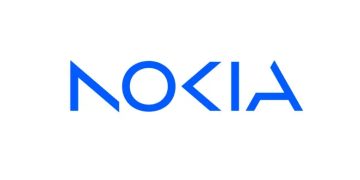Technician monitoring telecom network operations enhanced by AI automation in Türkiye.